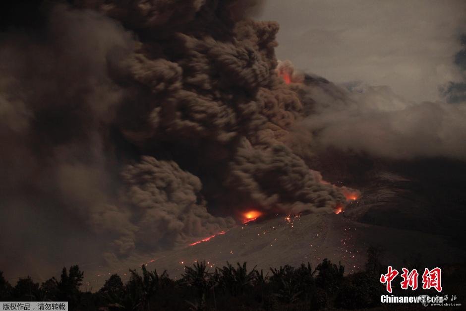 印尼锡纳朋火山持续喷发 场面宛如末世(高清组图)