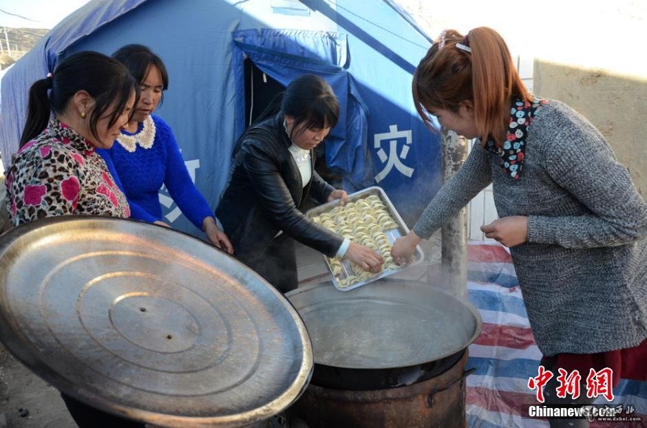 甘肃岷县地震灾区除夕 “百家宴”塑重建信心