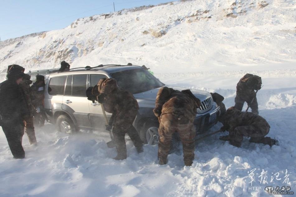 新疆：百余车辆被困风雪中10小时（高清组图）