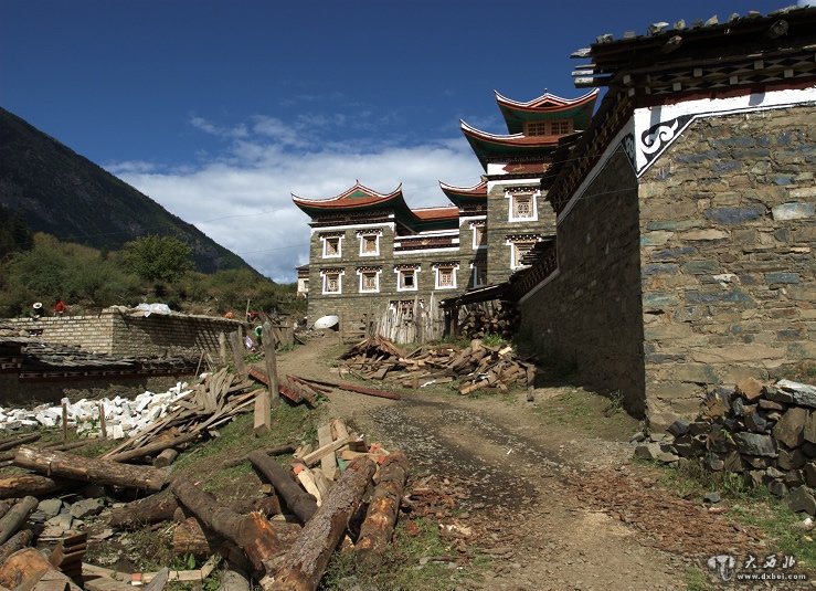 九龙县山川秀丽景色迷人