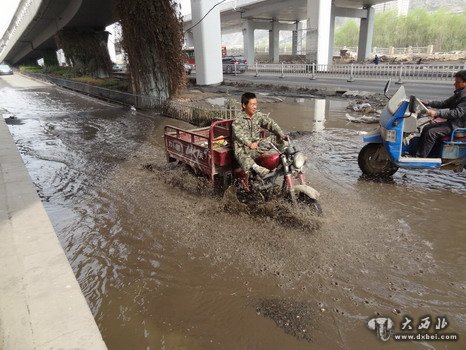 兰州市滨河路小西湖立交桥下污水横流