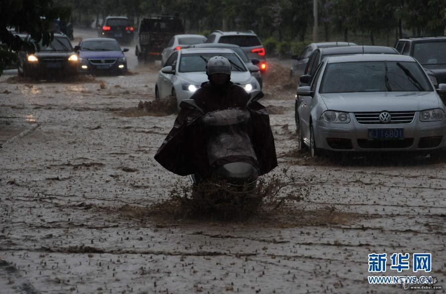 南宁暴雨如注 道路水流成河