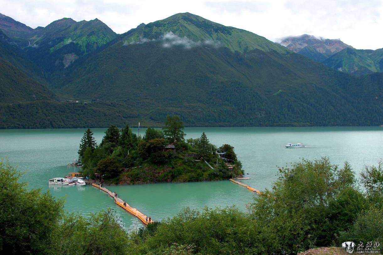 地处川西北丘状高原山区的雅江县