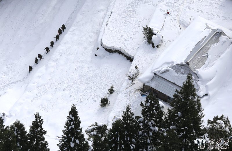 日本德岛县剑町被大雪围困 自卫队直升机投入救援