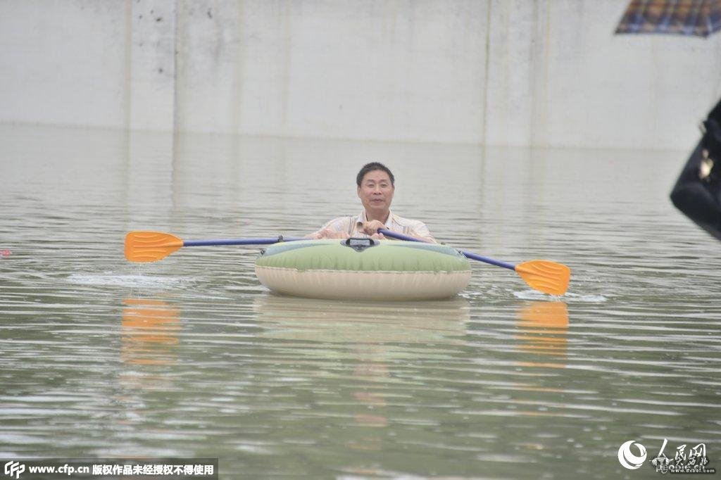 江苏常州连降暴雨十余个小时 市民划船出行