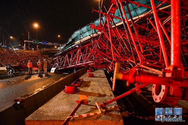 南非一在建过街天桥坍塌致20余人伤亡