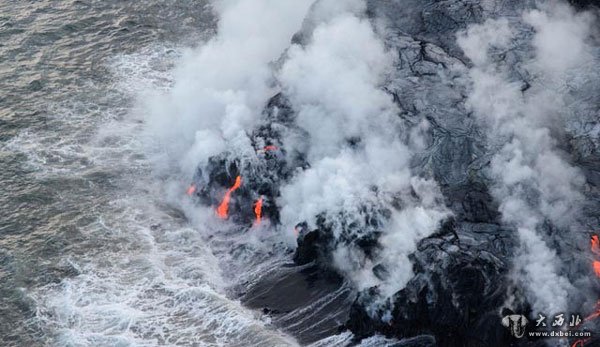 夏威夷火山喷发震撼画面 岩浆流与大海交锋