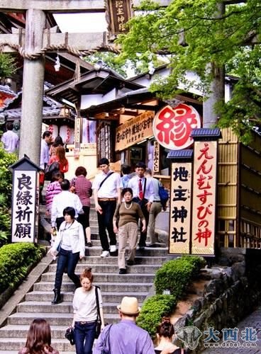 清水寺旁的地主神社是求姻缘