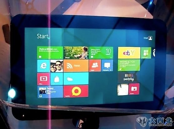 英特尔展示了采用Clover Trail平台Atom Z2760处理器的Win8平板电脑。