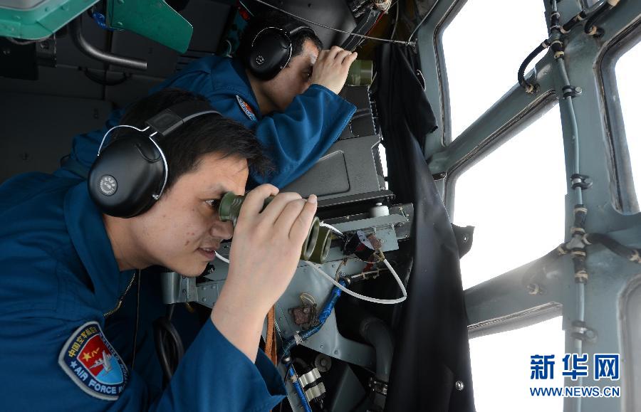 中国空军继续出动飞机在失联海域搜寻黑匣子信号