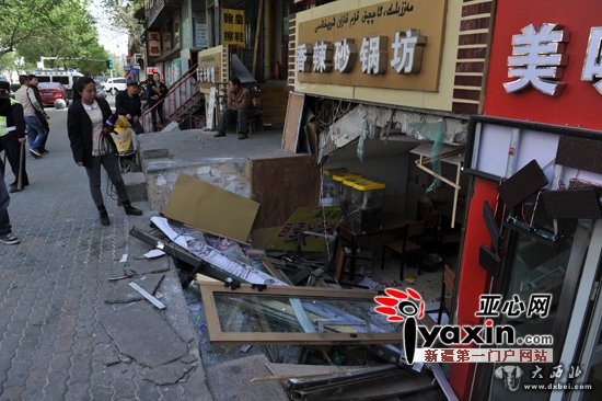 乌鲁木齐市一饭馆液化气闪爆店门飞出5米远