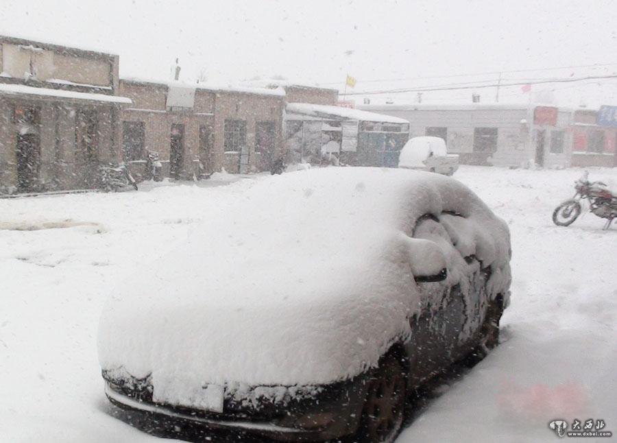 甘肃河西走廊山丹县入夏后首飘大雪