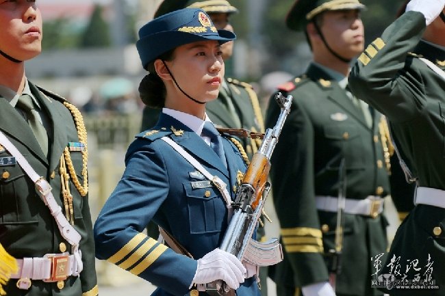 我军历史上首批仪仗女兵在京正式亮相