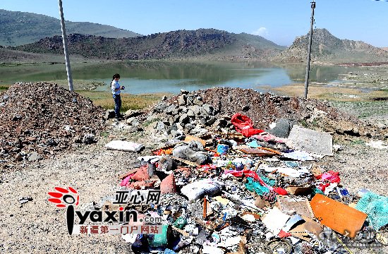 建筑垃圾围住乌鲁木齐市西山白鸟湖