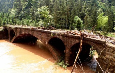 四川泸州景区突遭暴雨山洪袭击