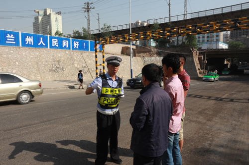 东岗交警整治单行道逆向行驶违法行为