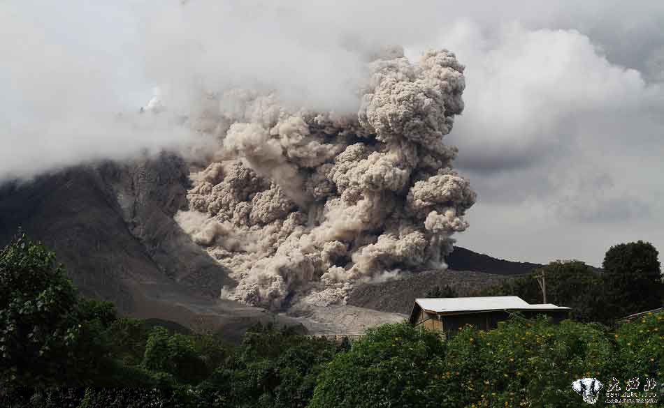 印尼锡纳朋火山持续喷发 火山灰冲天如蘑菇云