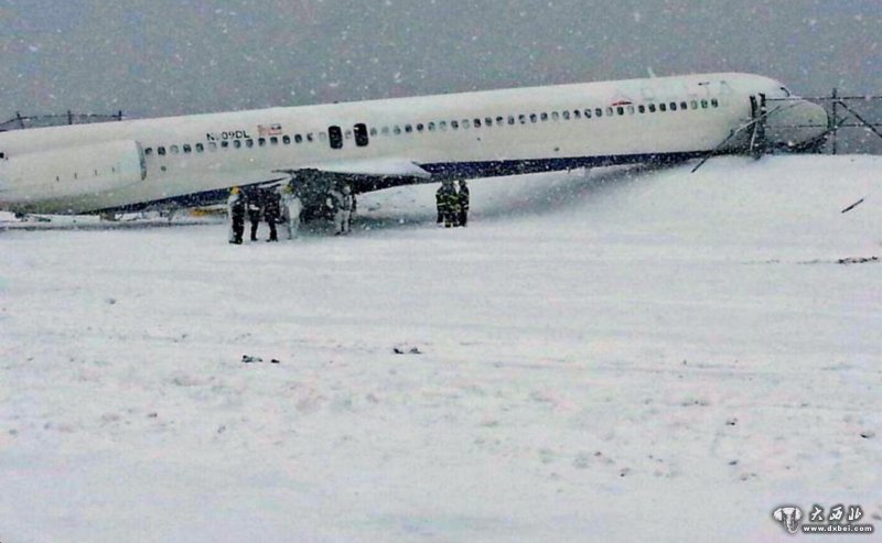 暴风雪袭击美国中东部近千航班被取消