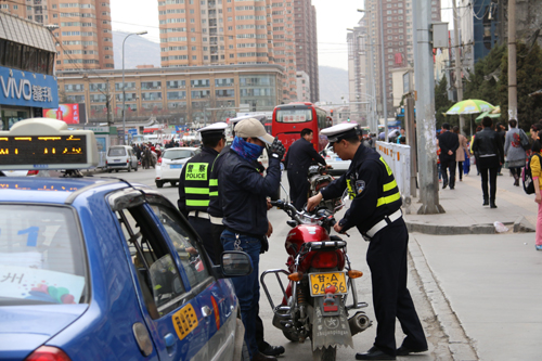 东岗交警严查“摩的”