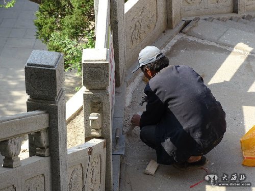 白塔山步道开裂