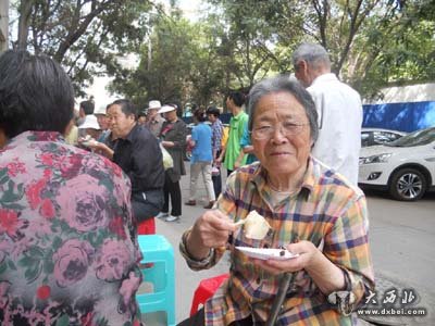 借传统文化节日，凝居民关爱之情