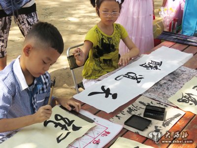 水车博览园的黄河步道来了几位小书法家