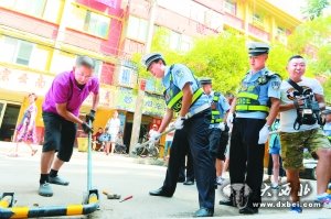 交警拆除居民私自安装的地锁