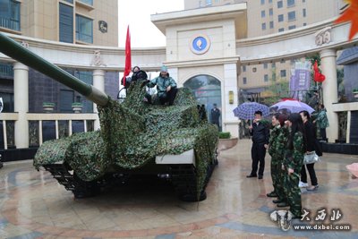 平凉：高档小区来了“飞机坦克”市民雨中围观