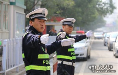 东岗交警全面开展国庆节前交通秩序整治