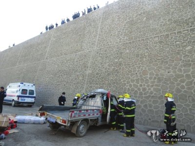 失控货车冲下20米护坡 驾驶室内两人当场死亡