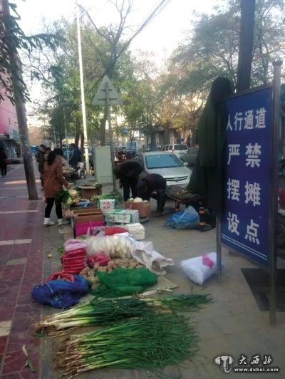 人行道被占据路两边停满车早市占道经营