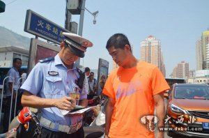 东岗交警强力整治单行道机动车逆行