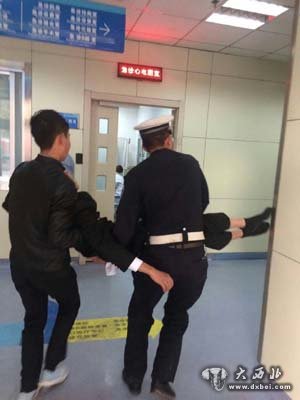 学生昏迷不省人事 交警“飞车”相送入院