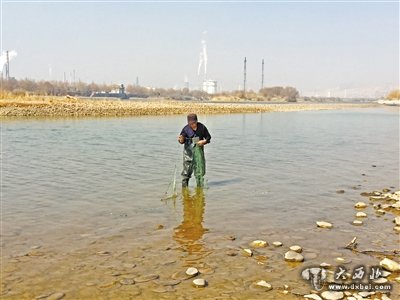 猖狂！ 两男子黄河里划船撒网捕鱼