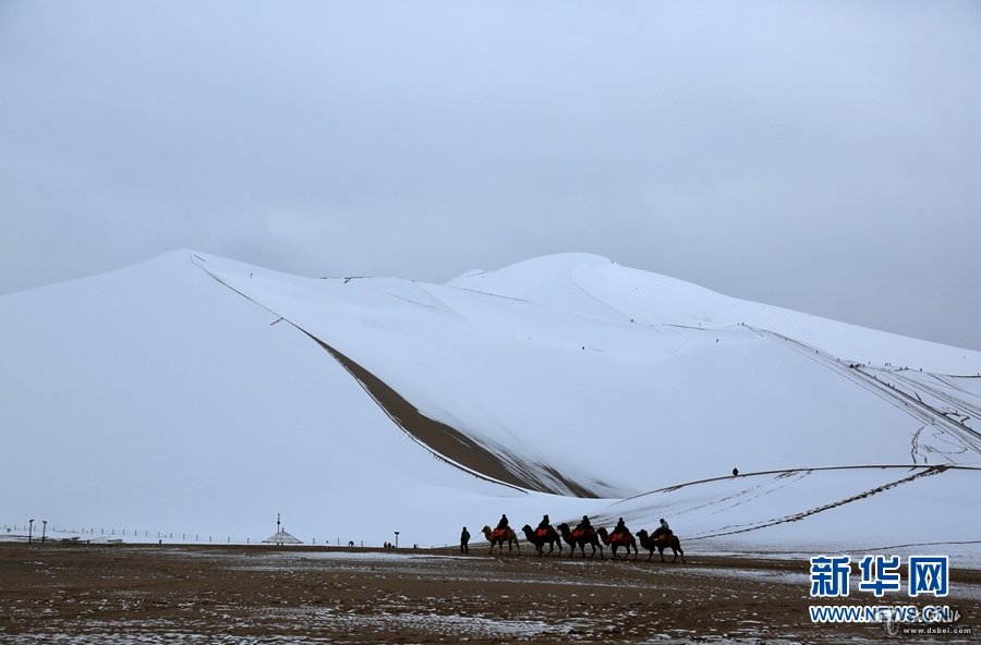 敦煌：初冬迎雪 大漠如画