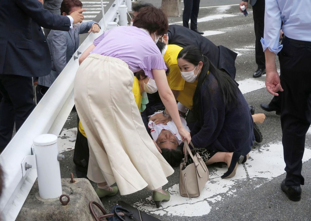 安倍晋三遭枪击心肺停